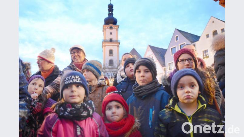 Gebannt lauschen die Kinder den Vorführungen der Hortkinder von St. Anton. Bild: Gabi Schönberger