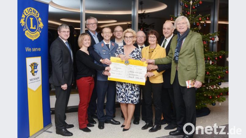 Über eine Spende von 10 000 Euro freuen sich der Förderverein für Schwerkranke und das Hospiz St. Felix. Das Geld stammt aus dem Erlös des Benefizkonzerts von Singing Witt in Neustadt/WN gemeinsam mit dem Lions Club Neustadt/WN-Lobkowitz. Den Scheck übergeben Stefanie Zühlke-Schmidt (Mitte, Singing Witt) und Christian Kick vom Lions Club (Zweiter von rechts). Bild: Gabi Schönberger
