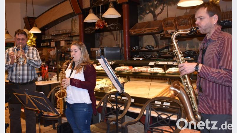 Marco Hösl (von links) sowie Sophia und Martin Weber spielten Weihnachtslieder. Bild: rgr