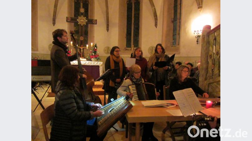 Authentischen Gesangs-Genuss bieten die Wohlfahrt-Schwestern Mirjam, Magdalena und Veronika (hinten, von links) begleitet von der Stubenmusik unter Leitung von Heidi Wohlfahrt (vorne links). Bild: aks