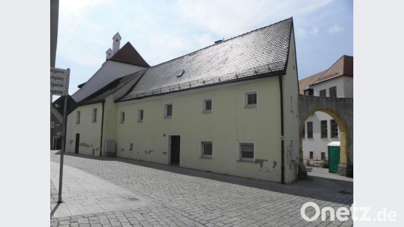 Das Landratsamt kündigte der Stadt an, dass es beabsichtigt, die Beschlüsse zum Verkauf des Hauses Am Obertor 9 (Bild) an Stadträtin Marion Schärtl zu beanstanden. Der Stadtrat will nun den Bescheid abwarten. Bild: Wilhelm Amann