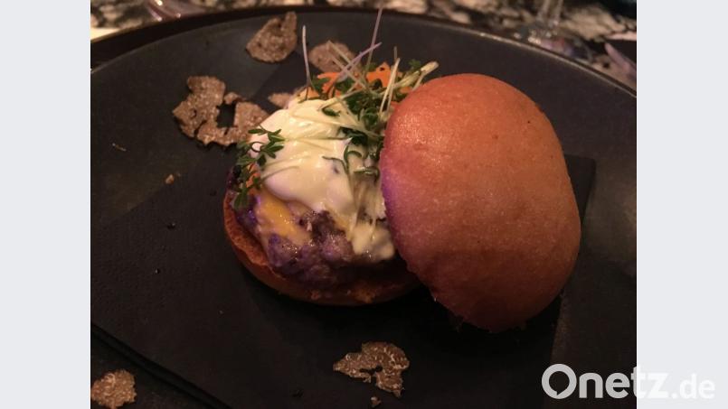 Zum Aperitif ein Mini-Black-Angus-Burger New York Style mit Trüffelcreme und Caesar Salad. Bild: san