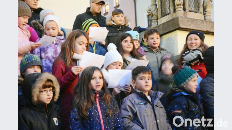 Diese trugen zwei Weihnachtslieder sowie ein Gedicht vor. Bild: Gabi Schönberger