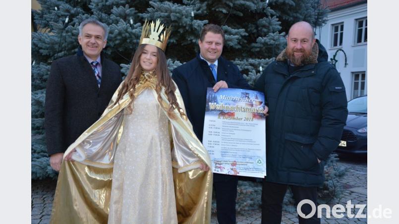 Auf den Mitterteicher Weihnachtsmarkt freuen sich (von links) Bürgermeister Roland Grillmeier, Christkind Lara Zeitler, Gewerbefördervereins-Vorsitzender Stefan Grillmeier und sein Stellvertreter Holger Paschedag. Bild: jr