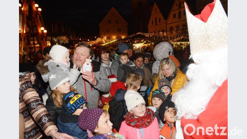 Dichtes Gedränge herrschte rund um den Niklaus, als er vor der Rathaustreppe die von Oberpfalz-Medien gestifteten Sackerl verteilte. Bild: Gabi Schönberger
