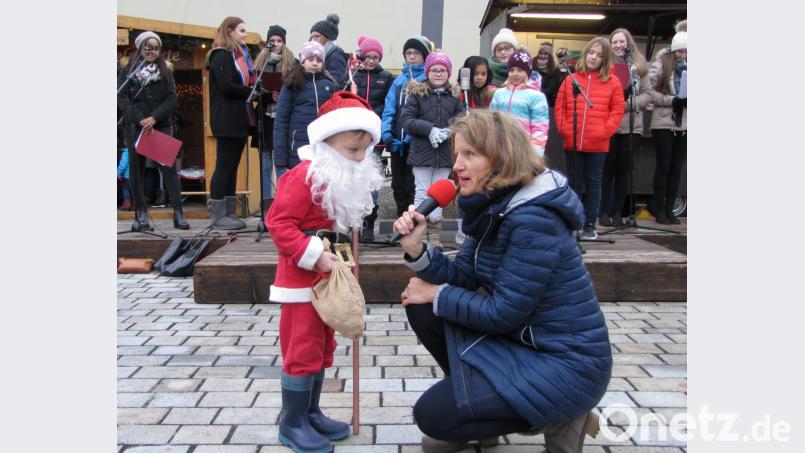 Chorleiterin Gertrud Siegert bedankt sich beim Nachwuchs-Nikolaus für die Geschenke an die Sängerinnen. Bild: bij