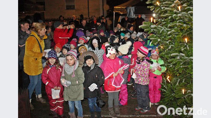 Sie singen für die Besucher: Die Schülerinnen und die Josef-Faltenbacher-Schüler vor dem Christbaum beim Liedvortrag. Bild: zer