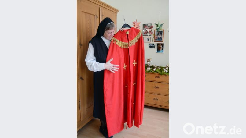 Oberin Schwester Brigitte gibt traditionell den St. Nikolaus. Besonders stolz ist sie auf den roten Umhang, den sie mit nach Weiden gebracht hat. Bild: Gabi Schönberger