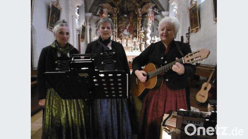 Sie begeistern die Zuhörer am ersten Adventssonntag (von links): Resi Lorenz, Ulrike Schwab und Rita Gleißner. Bild: exb