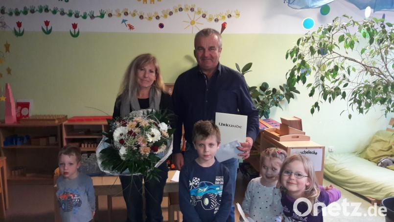 Die Kinder und Bürgermeister Josef Deichl gratulieren Sonja Rojer (links) zu ihrem Dienstjubiläum. Bild: ral