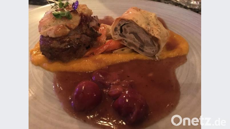 Kalbsfilet mit Haselnusskruste, Sauerkirschsauce, Austernpilzstrudel, Kürbis und Wurzelgemüse. Bild: san