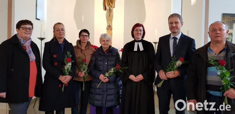 Karina Loße (links) verabschiedet sich aus dem Gremium. Den Kirchenvorstand der evangelischen Kirchengemeinde Tirschenreuth bilden nun Barbara Schattauer Züllich, Elisabeth Lauterbach, Frieda Pürner mit Pfarrerin Dr. Stefanie Schön, Sebastian Drechlser und Albrecht Kirchmann (von links). Bild: pjss