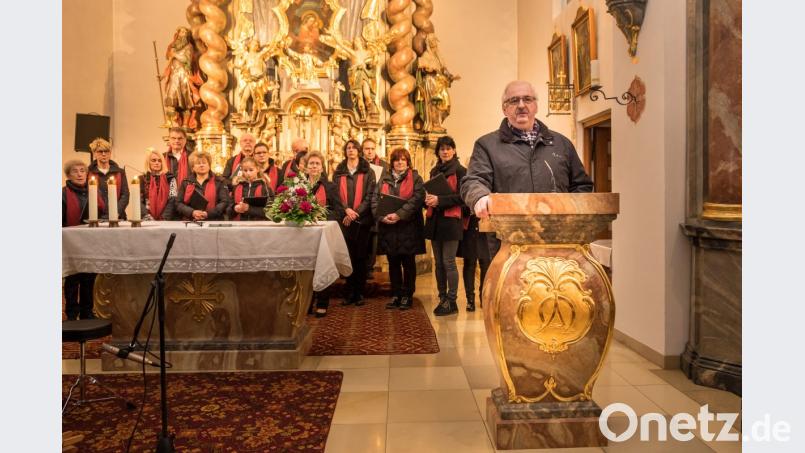 Der Erlös der Veranstaltung kommt der Kinderkrebshilfe Nordoberpfalz zugute. Vorsitzender Herbert Putzer trat zum Ende der Veranstaltung an das Mikrofon, um von der Arbeit des Vereins zu berichten. Er schilderte die Situation einer Familie mit einem schwerkranken Kind und verdeutlichte eindringlich, wie notwendig und wichtig die solidarische Hilfe in familiären Notsituationen ist. Im Hintergrund der Kirchenchor Teunz. Bild: tkr