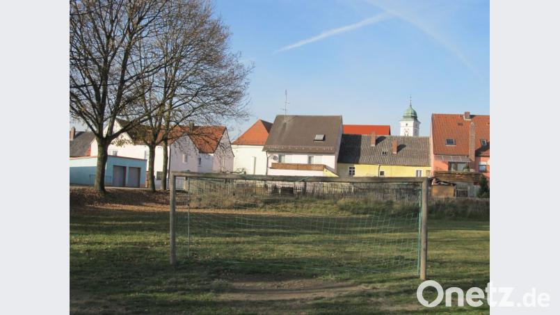 Noch dient das Gelände als Bolzplatz, bald sollen Erwachsene hier auf dem geplanten Mehrgenerationenplatz an der Bürgermeister-Reichl-Straße in Bewegung kommen. Bild: bl
