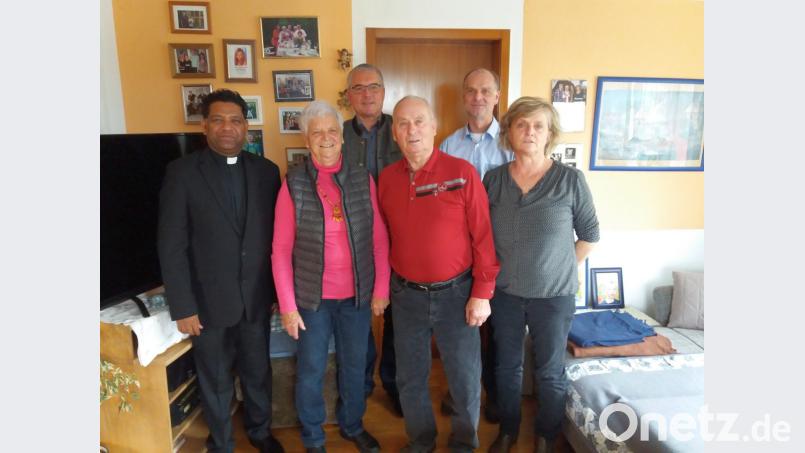 Viele Glückwünsche zu ihrem 80. Geburtstag konnte Anna Most entgegennehmen. Zu den Gratulanten gehörten (von links): Pater Georg, Bürgermeister Richard Tischler, Ehemann Johann, Schwiegersohn Ludwig und Tochter Brigitte. Bild: bnr