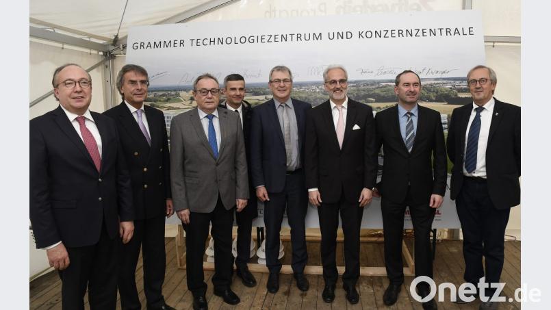 Dicke Zufriedenheit über den Neubau der Grammer-Zentrale bei allen Beteiligten (von links): Grammer-Vorstand Gérard Cordonnier, Regierungspräsident Axel Bartelt, stellvertretender Landrat Hans Kummert, Bauunternehmer Max Bögl, Grammer-Vorstand Harald Pretscher, Vorstandsvorsitzender Hartmut Müller, Wirtschaftsminister Hubert Aiwanger und Bürgermeister Franz Mädler. Bild: Petra Hartl