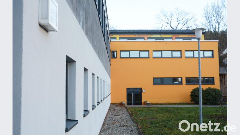Von außen sieht die Turnhalle der Grundschule schon wie neu aus. Nun geht die Sanierung im Inneren weiter. Bild: Gabi Schönberger