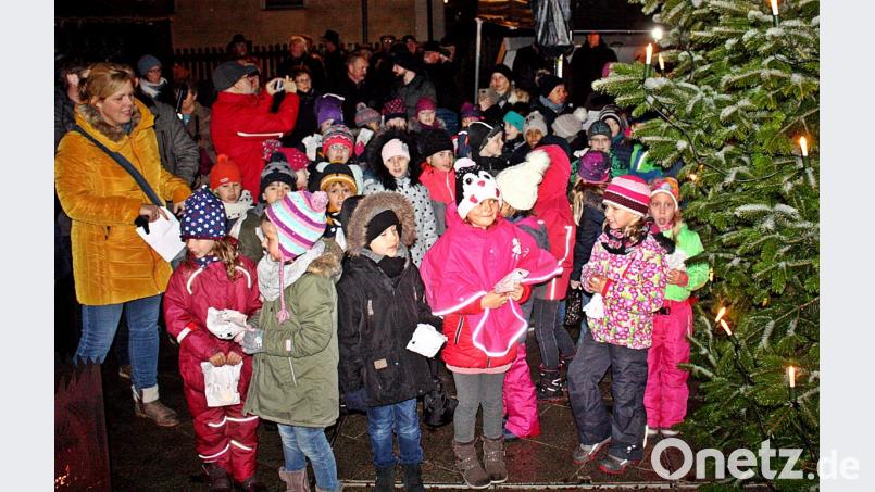 Sie singen für die Besucher: Die Schülerinnen und die Josef-Faltenbacher-Schüler vor dem Christbaum beim Liedvortrag. Bild: zer