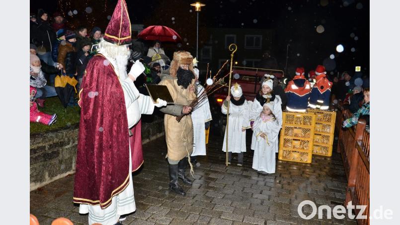 300 auf Kosten der Vereinsgemeinschaft angeschaffte Geschenkpäckchen verteilte der Nikolaus mit seinen Engeln beim Adventsmarkt. Bild: fjo