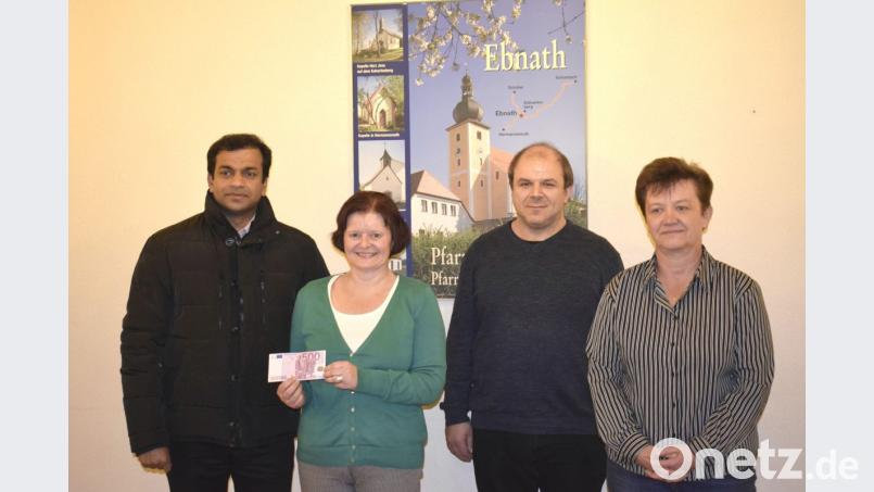 Pfarrer Pater Anish George (v.li) freut sich über eine Spende von 500 Euro aus den Händen von Vorsitzenden Karin Kuhbandner, Chorleiter Martin Kopp und Kassiererin Margot Pürner. Bild: soj