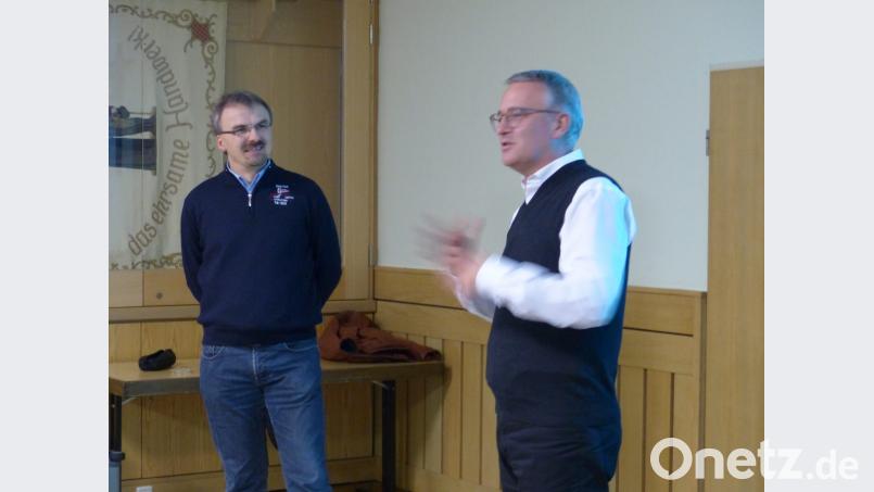 Aus erster Hand informierte Pater Matthias Karl OSB (rechts) über das Heilige Land. Mit auf dem Bild Pfarrer Martin Besold (links) Bild: njn