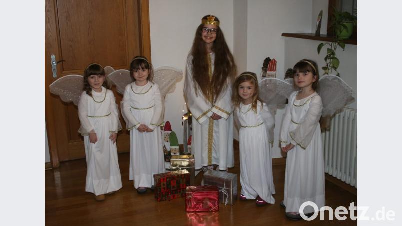 Liana Schunk (Mitte) wird zur Eröffnung des Oberpfälzer Adventsmarkt von Katharina Schledewitz, Annika Witzl, Maya Jakimenko und Selena Witzl (von links) begleitet werden. Bild: sne