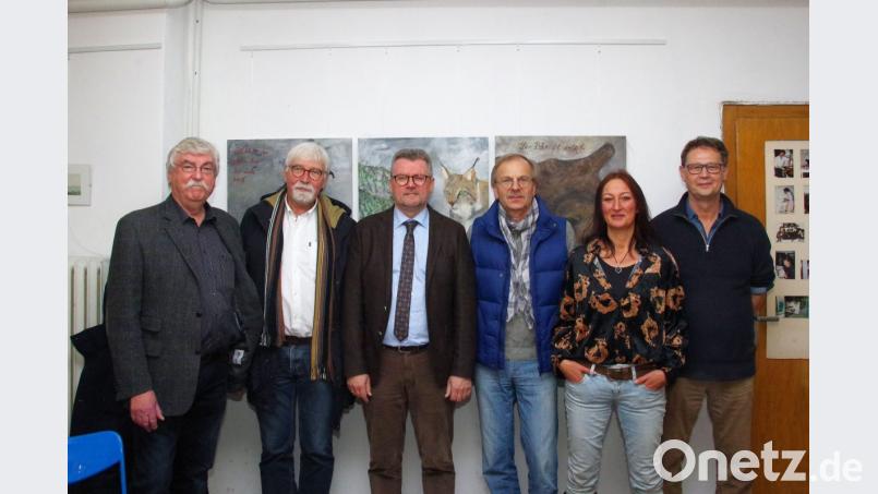 Zur Eröffnung der Adventsausstellung der Gruppe 81 kommen (von links) Bernhard Müller, John Wendler, Bürgermeister Michael Göth, Werner Häusler, Uschi Brauner und Thomas Deisel. Bild: müb