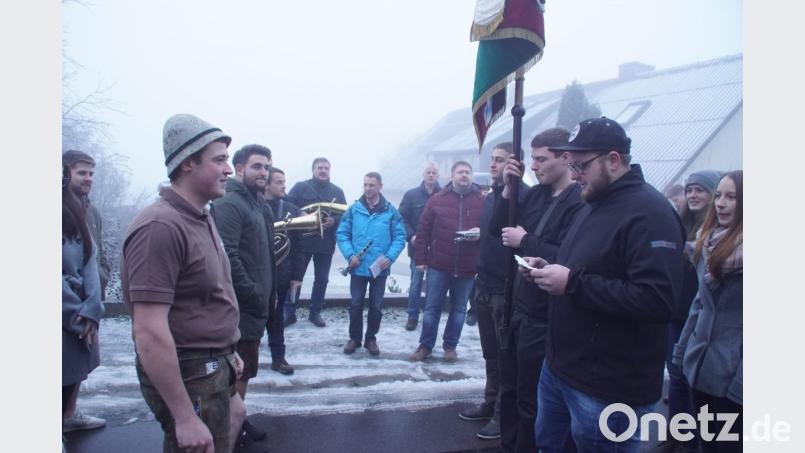 Dietersdorfs Burschenverein-Vorsitzender Andreas Bauer (rechts) bat Tobias Wiezorreck (links) von der Dorfjugend Stadlern um die Übernahme der Patenschaft. Bild: mmj