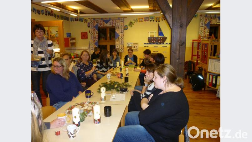 Zu einem Kerzenbastelabend lud das Personal des Franziskus-Kindergartens mit Krippe alle interessierten Eltern ein. Bild: exb