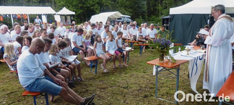 Das Vater-Kind-Zeltlager der GSG ist ein Höhepunkt im Programm. Traditionell dazu gehört natürlich der Lagergottesdienst. Bild: ge