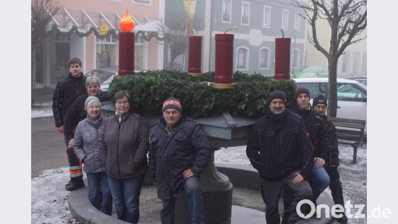 Die erste Kerze des überdimensionalen Adventskranzes brennt. Bild: mmj