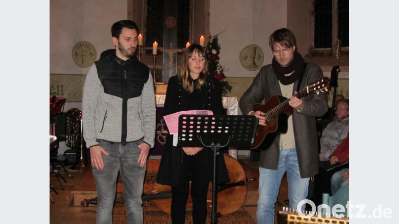 Nicht nur mit weihnachtlichem Repertoire herzerwärmend: Die &quot;Bottlecakes&quot; Veronika Pickel, Stefan Kohl (links) und Ulrich Radl (rechts). Bild: aks