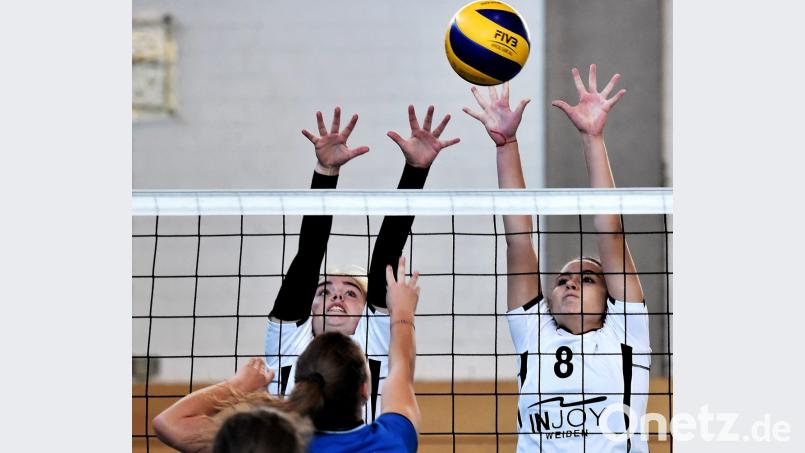 Die Volleyballerinnen des TB Weiden sind in der Landesliga Nordost auf dem Vormarsch. Nach dem Derbysieg in Hahnbach ist der Rückstand zu Spitzenreiter TV Altdorf II weiter geschrumpft. Das Archivbild zeigt Denitsa Peeva (rechts) und Kathrin Plakhotnik beim Block. Bild: G. Büttner