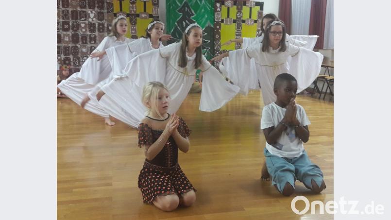 Hänsel und Gretel beten – von Engeln behütet – im Wald: Die Josef-Voit-Grundschule ist bereit für ihren großen Auftritt bei der Eröffnung der klösterlichen Weihnacht im kurfürstlichen Zeughaus. Bild: exb