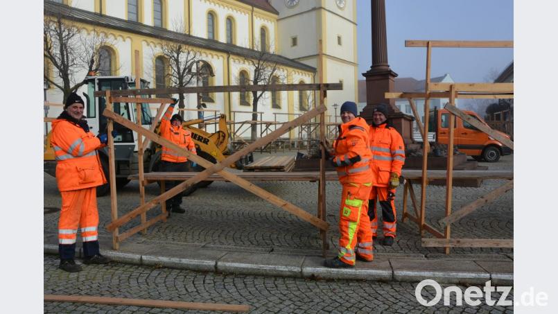 Die Mitarbeiter des Bauhofs errichten die Stände für den Mitterteicher Weihnachtsmarkt. Bild: jr