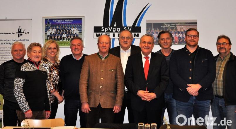 Der neu gewählte Verwaltungsrat um Kurt Seggewiß (Vierter von rechts) nimmt seine Arbeit auf. Bild: exb