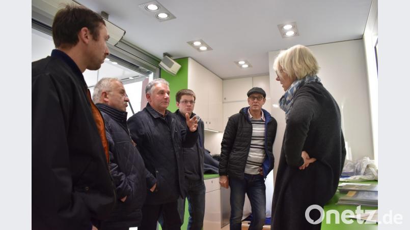 Anhand von Informationsmaterialien erklärt Katrin Redenz die nächsten Schritte des Planfeststellungsverfahrens. Bild: lue