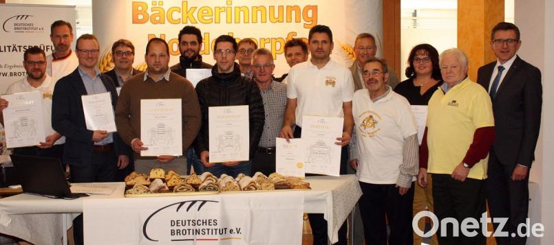 Die Bäcker aus den Innungen Nordoberpfalz und Schwandorf mit den Goldauszeichnungen und Urkunden für sehr gute und gute Wertungen. Bild: R. Kreuzer