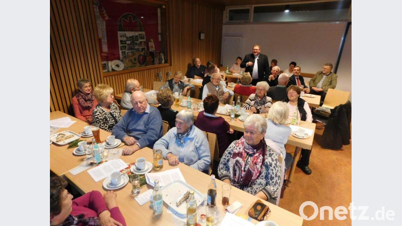 Besinnliche Gedanken zum Advent trägt neben Bürgermeister Manfred Porsch und VdK-Kreisvorsitzendem Christoph Rabenstein (hinten, sitzend von rechts) auch Pfarrer Sven Grillmeier (stehend) vor. Bild: hai