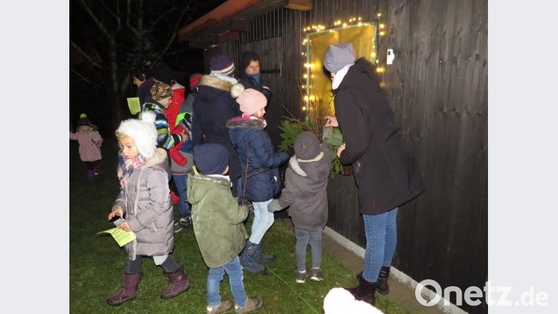 Die Kinder schmücken das Fenster mit Barbarazweigen. Bild: adj