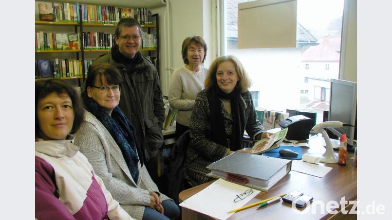 Auf moderne Zeiten eingestellt sind (von links) : Elisabeth Kraus, Anja Mewes, Pfarrer Ferdinand Weinberger, Ursula Pusch und Bücherstadl-Leiterin Selma Markhof. Bild: gis