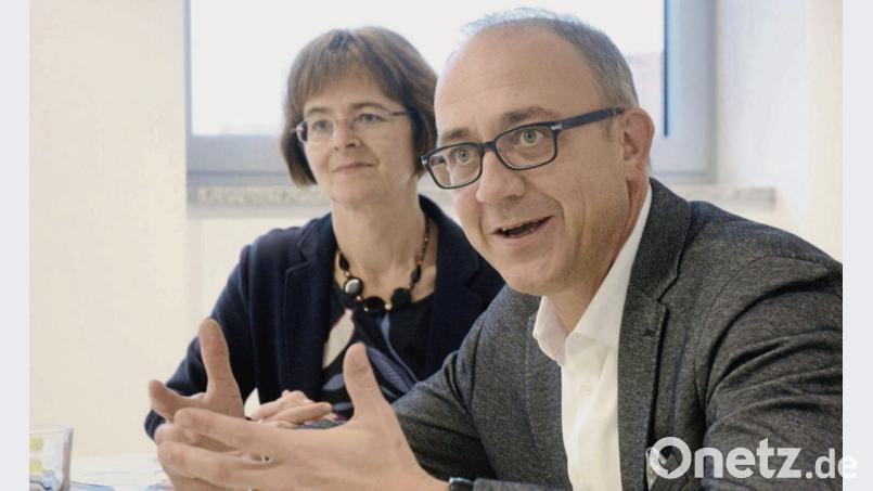 Michael Braun (rechts), Vorstand des Tourismusverbandes Ostbayern, und Pressereferentin Ulrike Eberl-Walter im Redaktionsgespräch. Bild: Gabi Schönberger