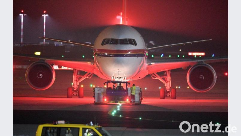 Mit dem Flugzeug wurde ein in Weiden lebender 26-jähriger Afghane nach Kabul abgeschoben. Derzeit lebt er in Teheran. Bild: Boris Roessler/dpa