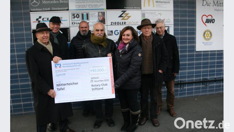 10 000 Euro in Form eines symbolischen Schecks - ausgestellt auf die Mitterteicher Tafel - überbrachten (von links) Klaus Kupke, Wolfgang Gropengießer, Hubert Heinzl und Jeff Beer im Namen der Stiftland-Rotarier. Dankeschön dafür sagten Karl Haberkorn, Gerhart Höhn und Nicki Fürst (von rechts). Bild: wro