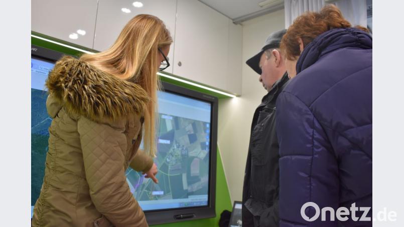 Viele Grundstückseigentümer und Interessierte kommen ins mobile Bürgerbüro von Tennet. Ina-Isabell Haffke, Projektleiterin des Ostbayernrings, informiert über den aktuellen Verlauf der neuen Leitungen und künftige Entwicklungen. Bild: lue