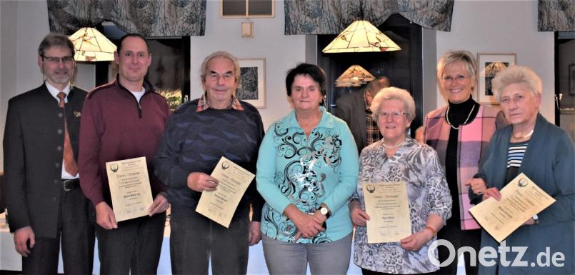 Der Männergesangverein 1890 mit gemischtem Chor ehrte treue Mitglieder. Das Bild zeigt (von rechts): Renate Neumann, zweite Bürgermeisterin Anita Stauber, Thea Mack, MGV-Vorsitzende Brigitta Bernklau, Hans Heindl, Horst Böhm jun. und Georg Ebenhöch. Bild: rgr