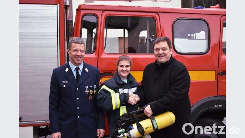Kommandant Harald Saffert (links) und Bürgermeister Christian Ziegler (rechts) gratulierten Claudia Bruckner zur erfolgreich abgelegten Prüfung zum Atemschutzträger. Bild: nib