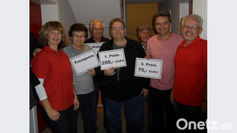 Die Preisträger des Schafkopfturniers haben gut lachen. Bild: fz