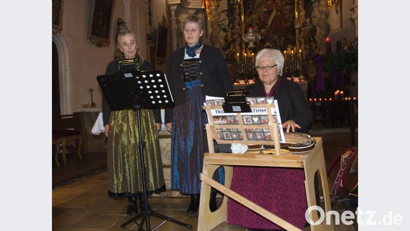 Sie begeistern die Zuhörer am ersten Adventssonntag (von links): Resi Lorenz, Ulrike Schwab und Rita Gleißner. Bild: exb