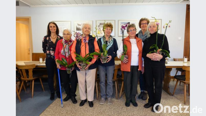Vorsitzende Annette Wenkmann (links) und ihre Stellvertreterin Manuela Popp (rechts) ehren langjährige Mitglieder des Obst- und Gartenbauvereins Ursensollen. Bild: snn